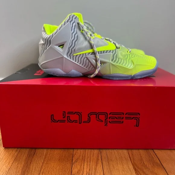 Lebron XI Collection *DEADSTOCK* - Picture 3 of 8